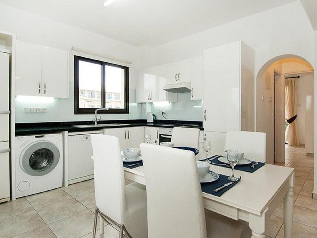 Beautiful 2-Bedroom Apartment - Great Location Paphos 外观 照片